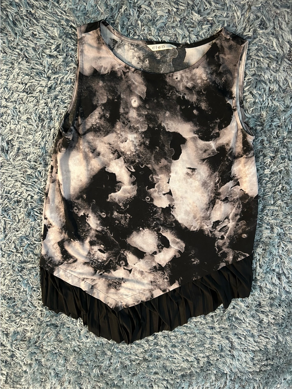 cleo Women’s Black & White Abstract Pleated-Hem Tank